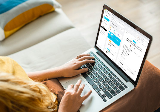 mockup_beehelp_comp Personne utilisant l'outil Beehelp sur un ordinateur portable